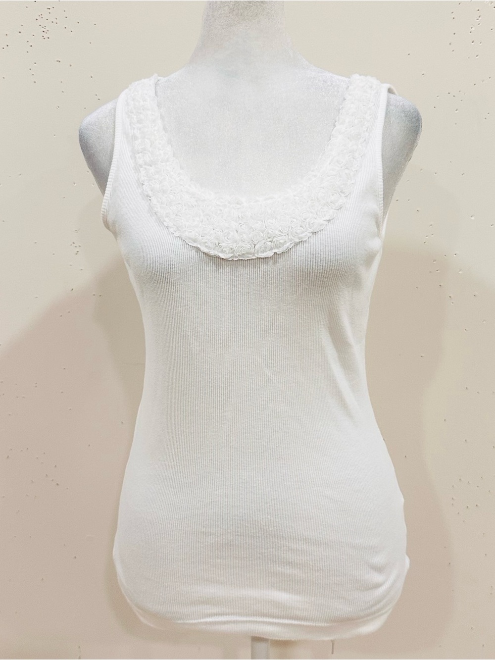 Women’s White Ribbed Tank Top Rosette Lace Trim Camisole Cami Scoop Neck Size M